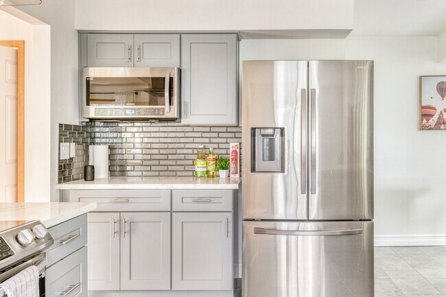 Building Photo - 3201 SW Sherwood Pl