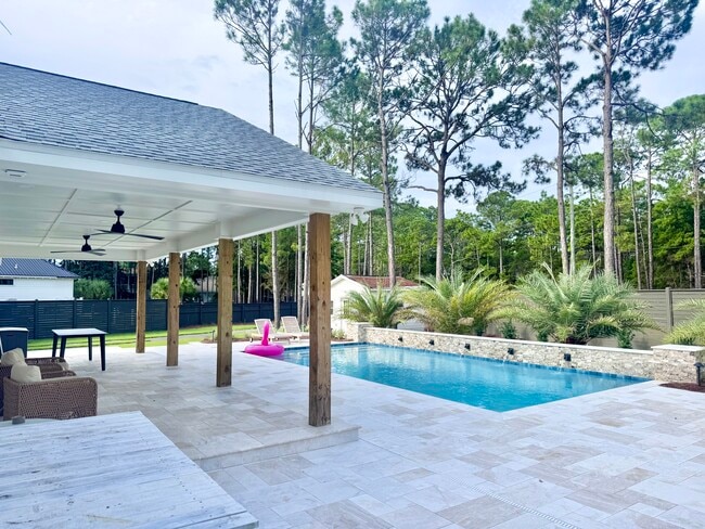 Building Photo - 493 Golf Club Dr