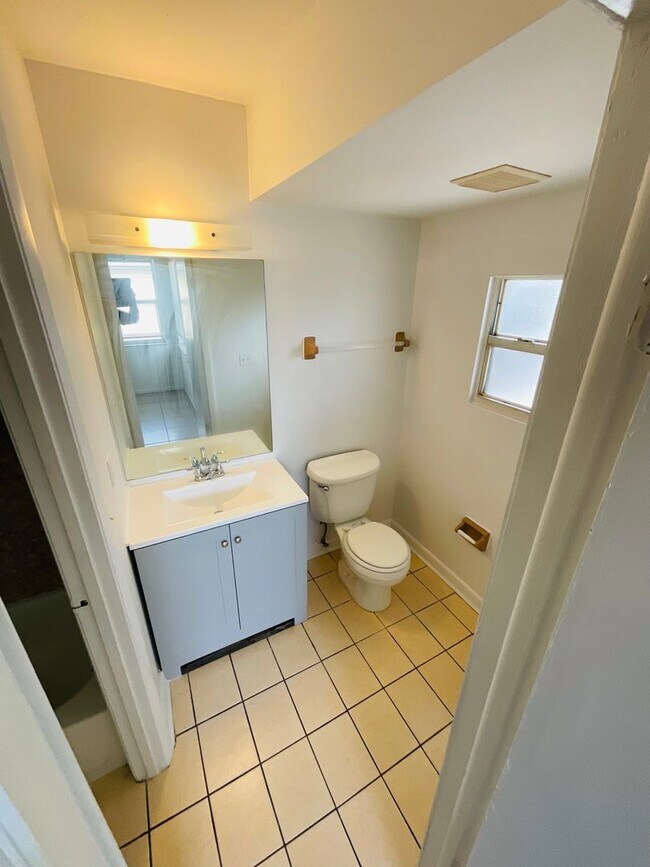Building Photo - 2/1.5 Side A of Duplex in Fort Pierce