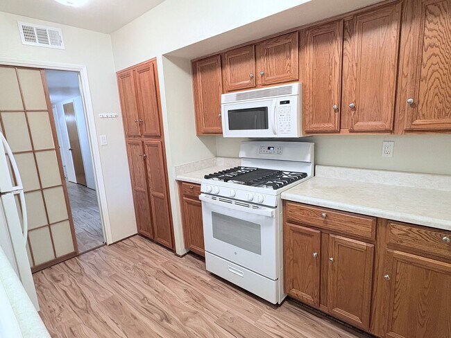 Building Photo - Lovely 2 Bedroom and 2 Bathroom Condo w/ Den! Lots of Space! *SPECIAL OFFER 2 Weeks Free Rent*