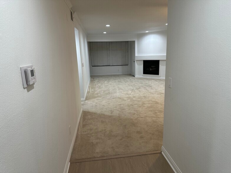 Building Photo - 5515 Canoga Ave