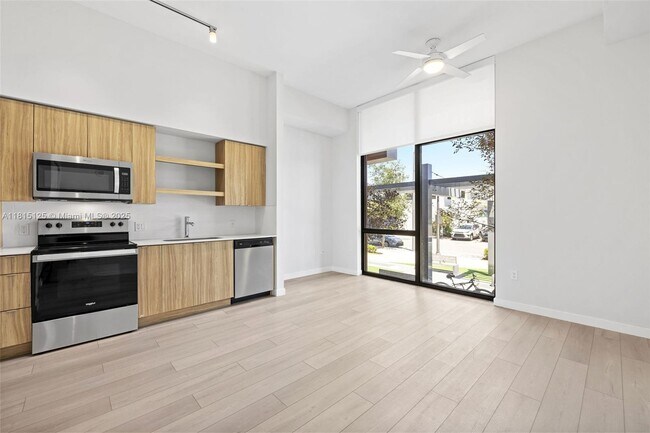 Building Photo - 555 NE 8th St