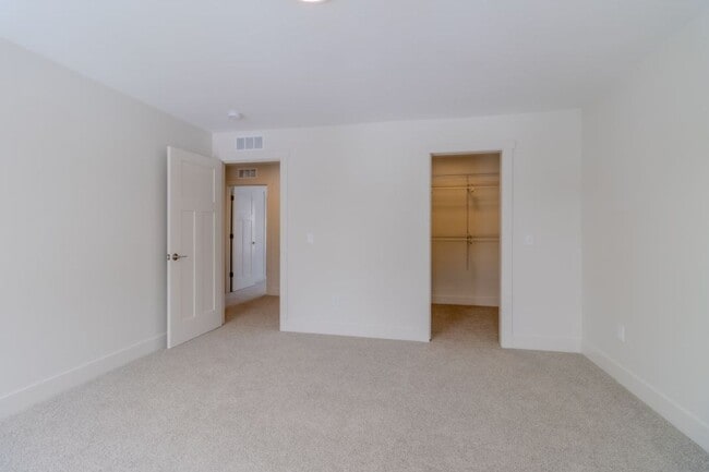 Building Photo - 1502 Simsbury St