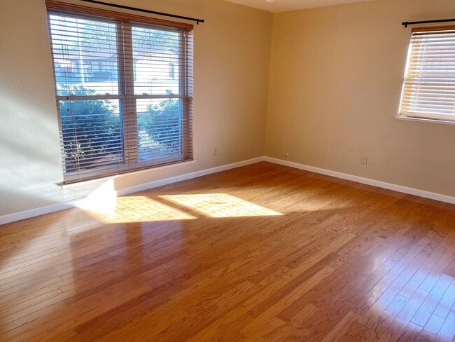 Building Photo - Adorable and Freshly painted Edgecliff Village 3 Bed 2 Bath!!