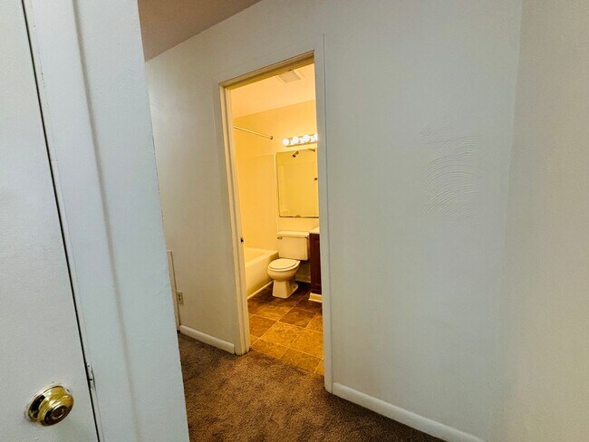 Building Photo - 4 Bedroom 2 Bath