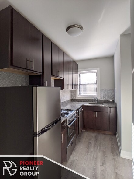 Building Photo - 437 W Belden