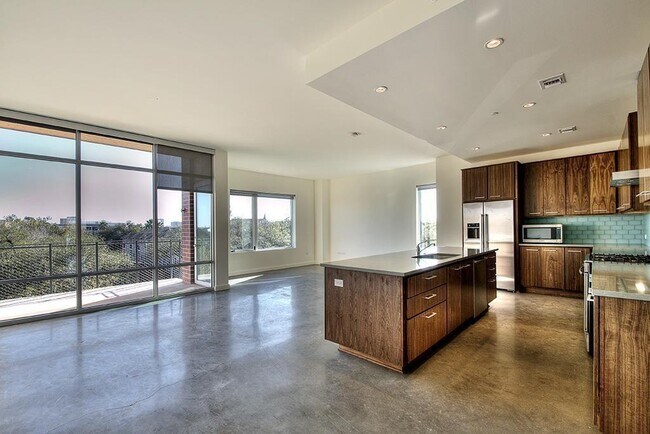 Building Photo - 2410 Waugh Dr