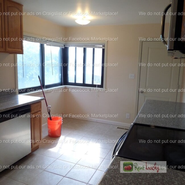 Building Photo - Cool & HUGE 5-Bedroom Home in Des Moines with Large Detached Shop/Garage!!