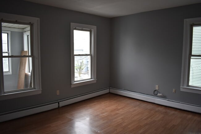 Building Photo - 117 Caroline St