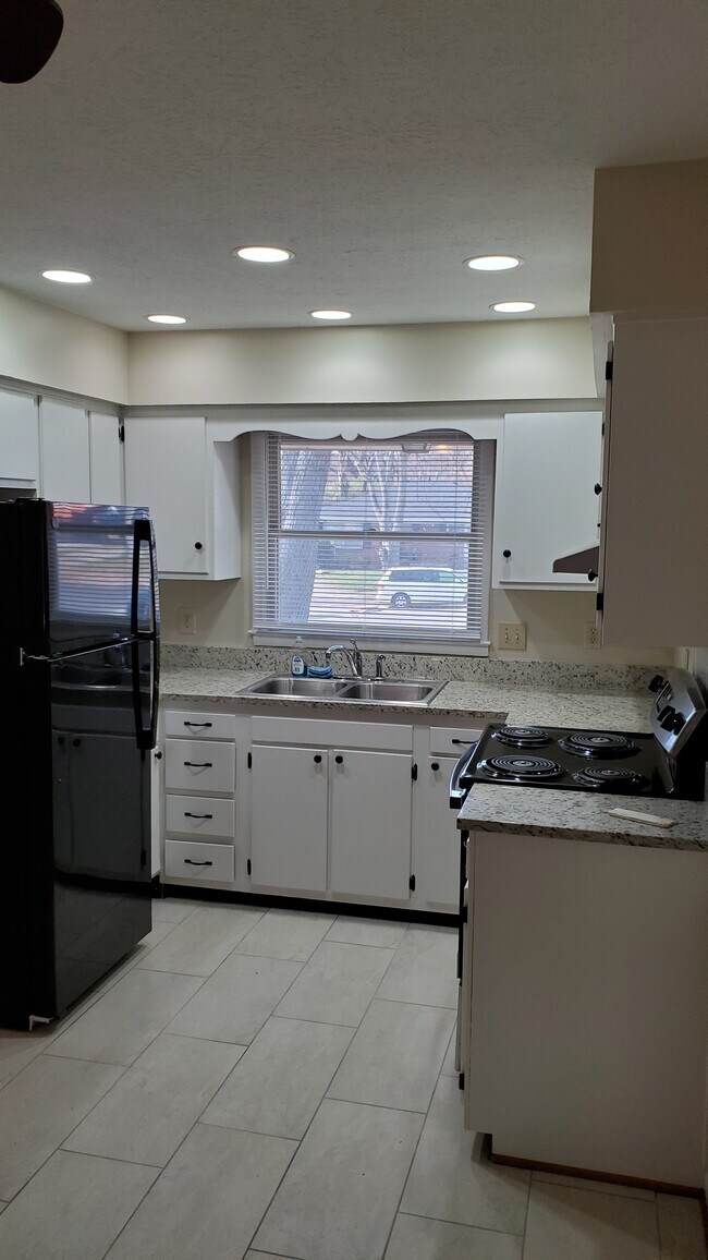 Kitchen - 752 Terrace View Dr