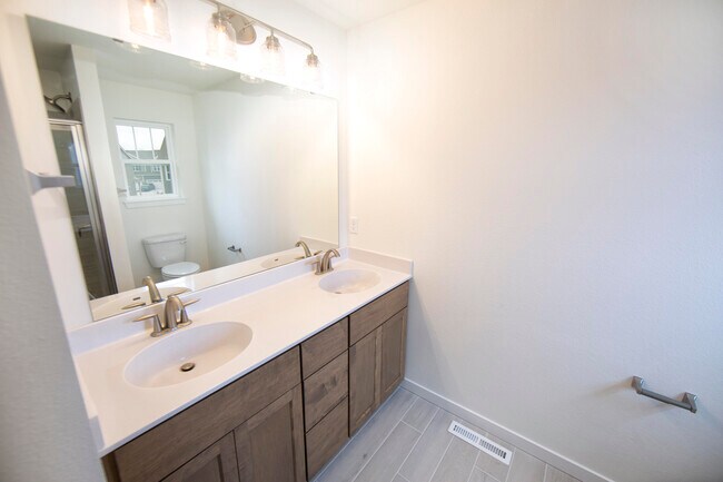 Building Photo - N116W7245 Oakmont Dr