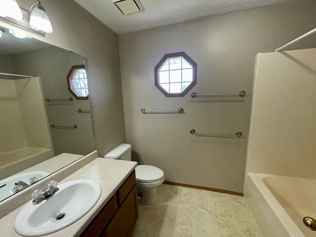 Building Photo - Beautiful 2 story, 5 bedroom, 3 bath home available NOW!