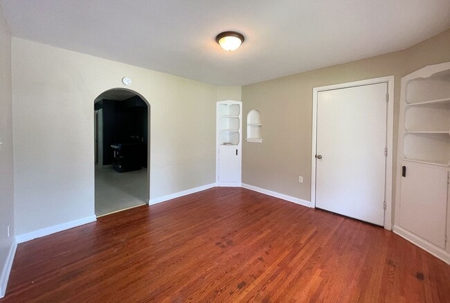 Building Photo - Updated Brick 3-Bedroom