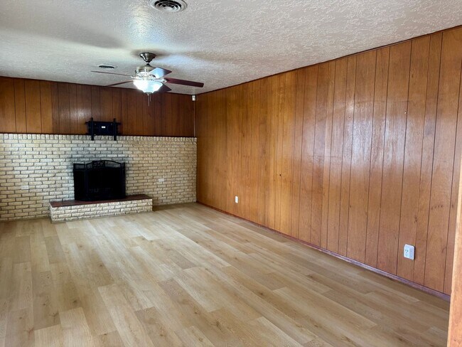 Building Photo - Centrally Located 3bed 2bath!