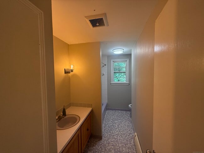 Building Photo - 40 Greenfield Dr