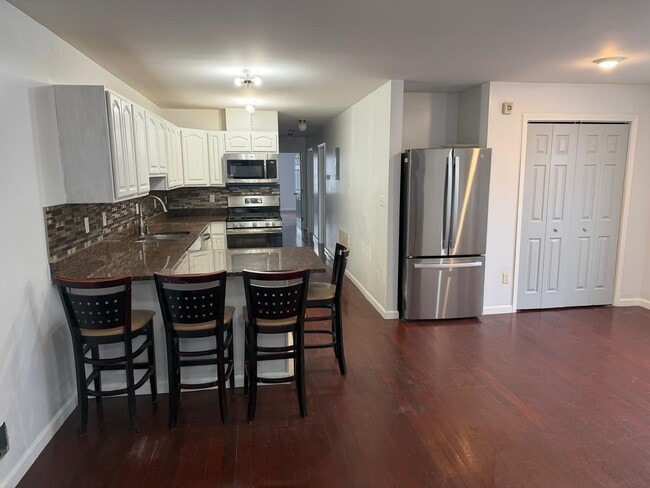 Building Photo - 183 Hutton St