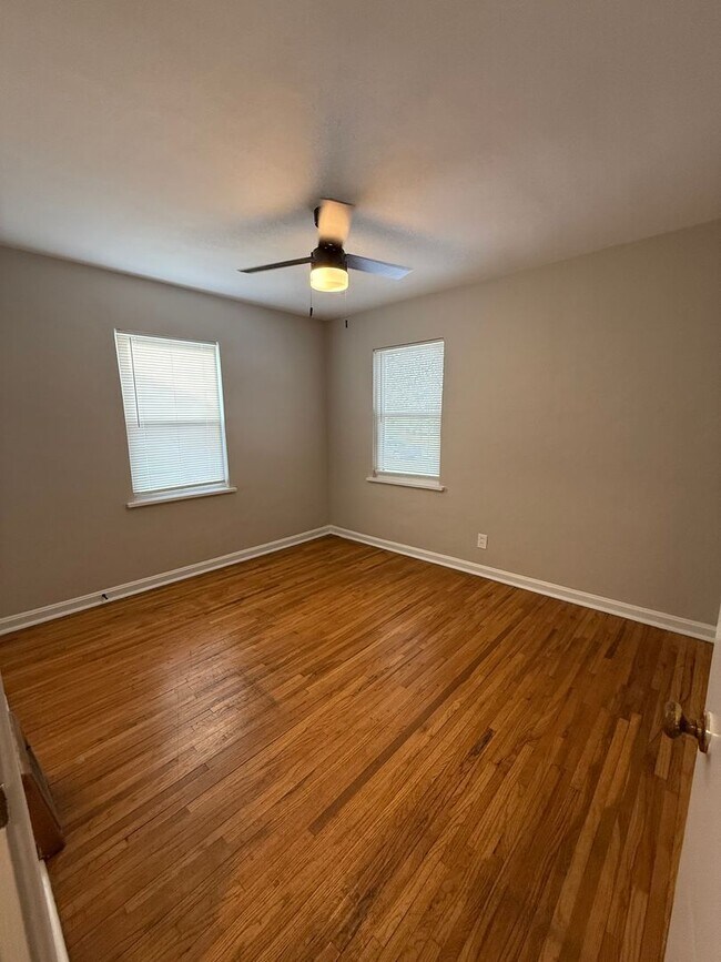 Building Photo - Private Charming Home!