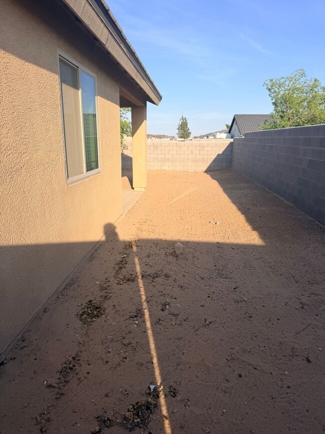 Building Photo - Newer - 3 Bedroom - 2 Car Garage Home with Fenced Back Yard and Gates