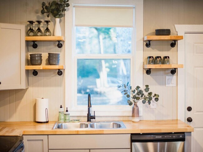 Building Photo - 3480 Johan Blvd