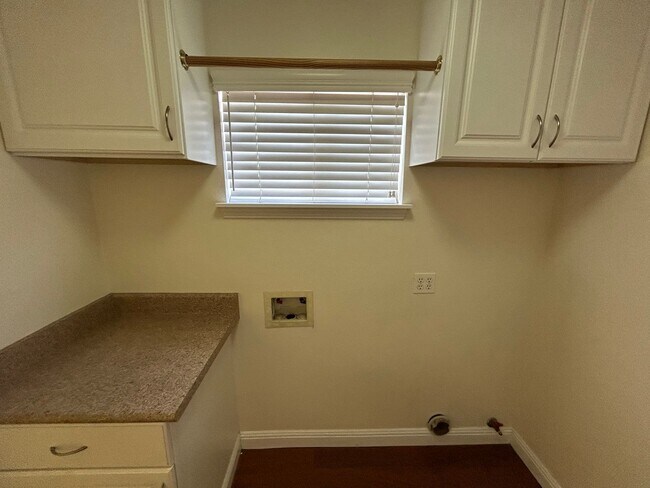 Building Photo - 3 bedroom 2 bathroom in SW Visalia