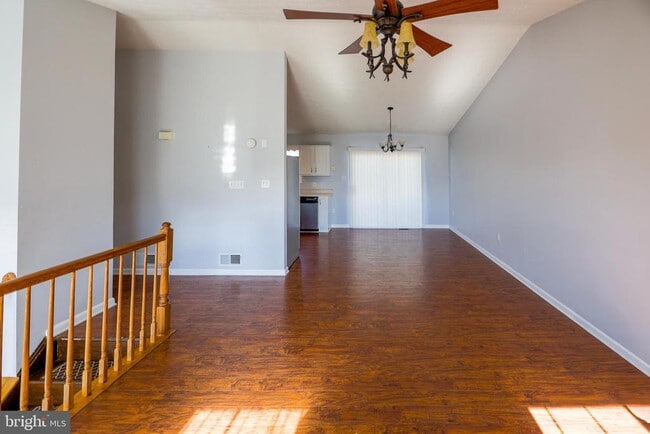 Building Photo - 18500 Bull Run Dr