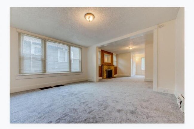 Building Photo - 8 bedroom in Seattle WA 98105
