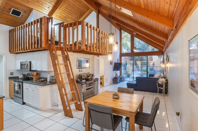 Building Photo - 497 N University Dr