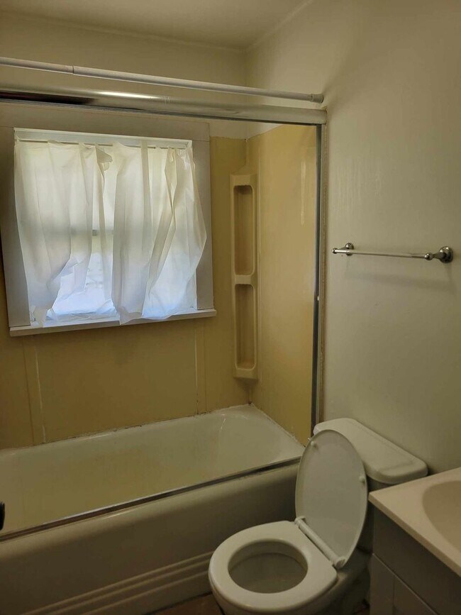 Building Photo - 1 BEDROOM 1 BATHROOM DUPLEX FOR RENT