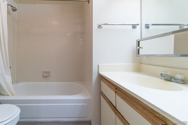 Building Photo - 1BR/1BA/1 parking in Royal Capitol Plaza.