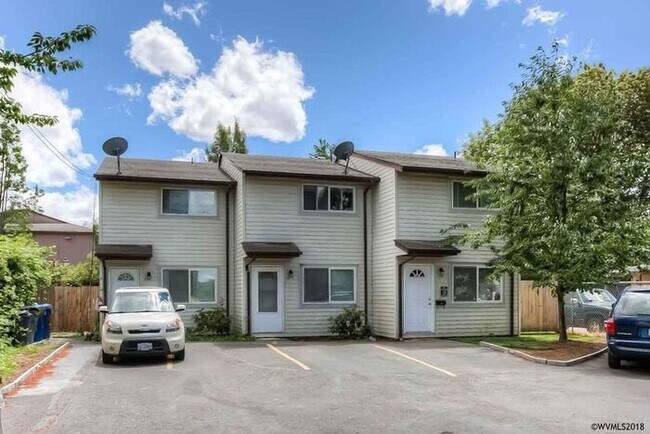 Building Photo - Updated 2BD/1BA Townhome- Move-In Ready Just in Time for Summer!