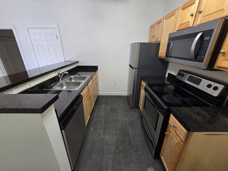 Building Photo - 302 Goshen St
