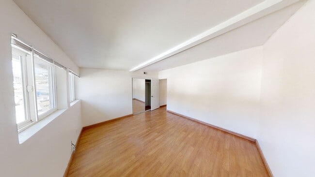 Building Photo - 4BR/2BA house with View, private yard! (Le...