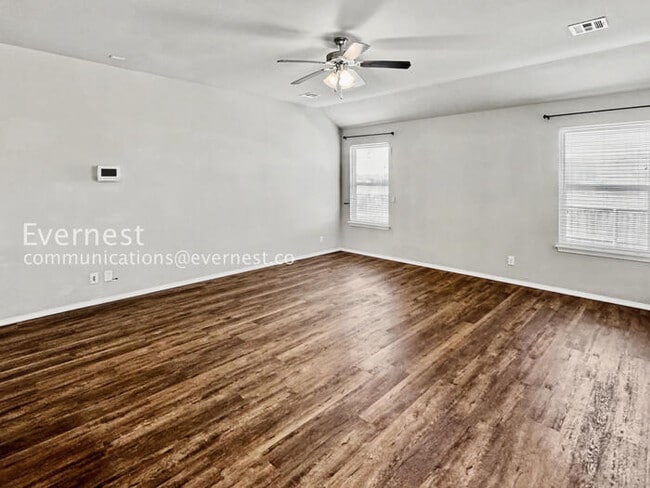 Building Photo - 3 Bed/2 Bath Home with Fenced Yard & Garage / Pet-Friendly / Available Soon!