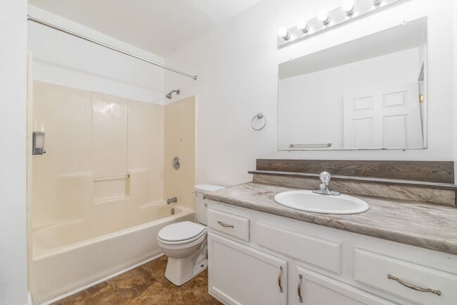 Building Photo - Spacious 4 Bedroom 2 Full Baths Available Kenosha