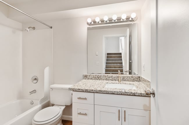 Building Photo - Modern 3-Bedroom Townhouse with Laundry in...