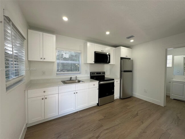 Building Photo - 3331 SW 15th Ave