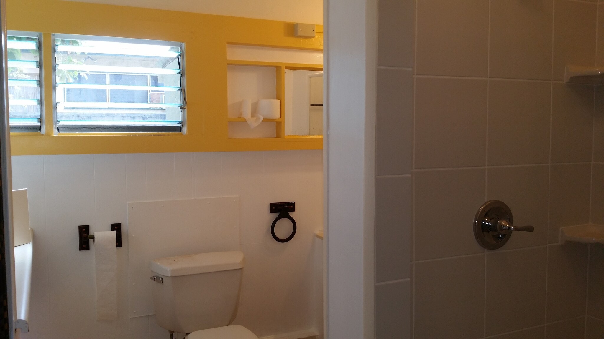 Bathroom pic 1 of 2 - 129 Ulupa St