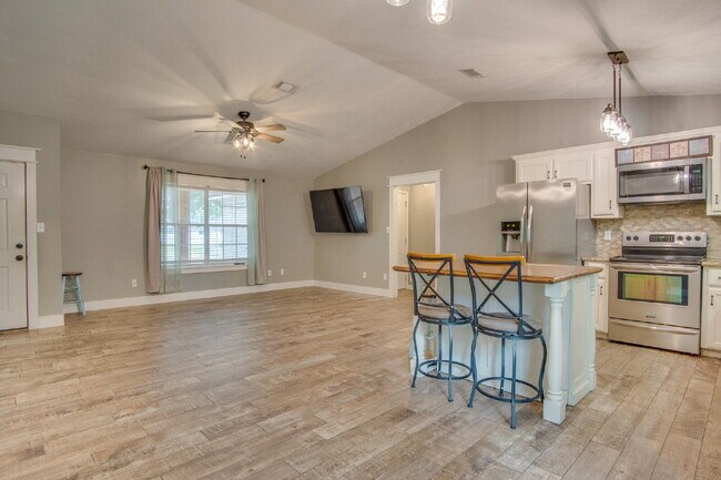 Building Photo - Navarre 3BR/2BA Home Near Beaches & Hurlburt Field with Updated Kitchen, Split Floor Plan & Spaci...