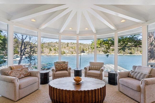 Building Photo - 716 Oak Point