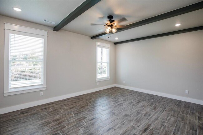 Building Photo - 104 White Oak St