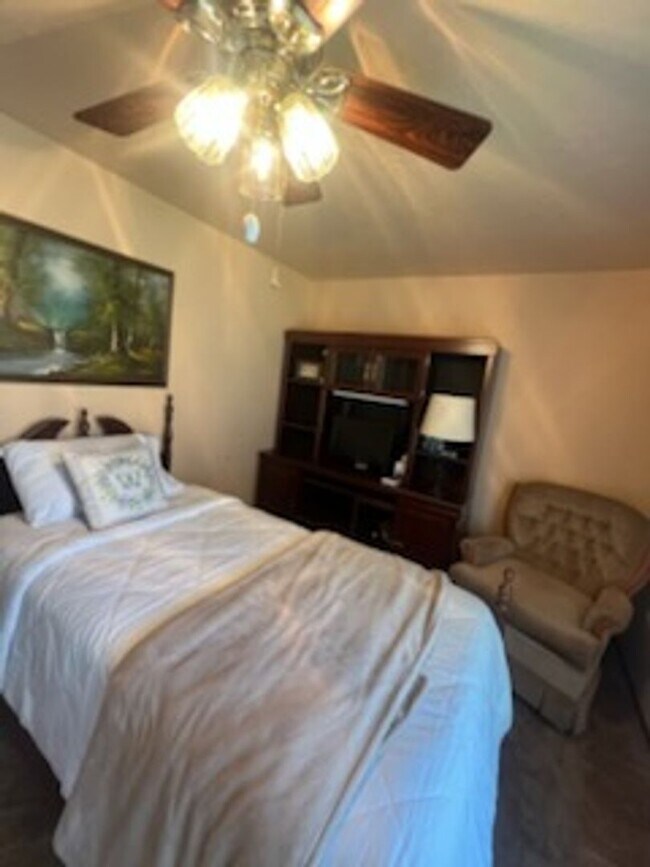 Building Photo - 3-Bedroom, 2-Bath Home Convenient Location...