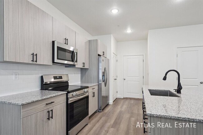 Building Photo - 625 Leland Aly