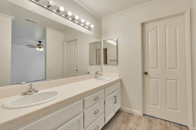 Building Photo - BEAUTIFUL 4 BEDROOM HOME WITH SWIMMING POOL!