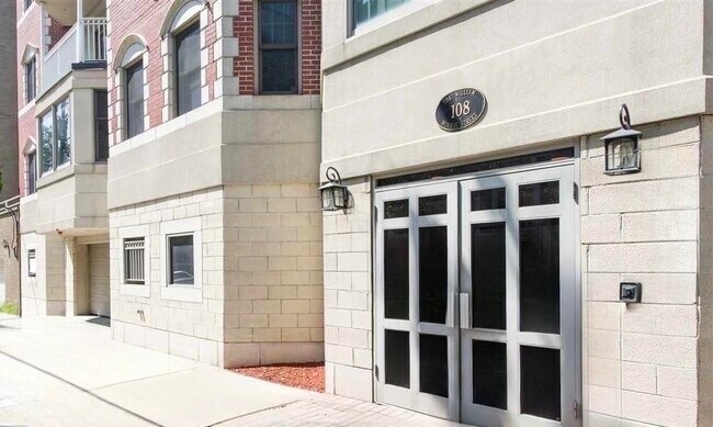 Building Photo - 108 Monroe St