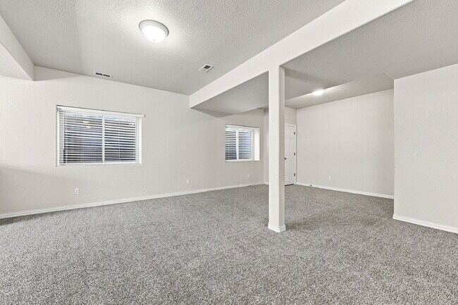 Building Photo - $3,040.95, 6 bed, 4 bath located in Colorado Springs