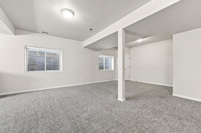 Building Photo - $3,195.95, 6 bed, 4 bath located in Colorado Springs