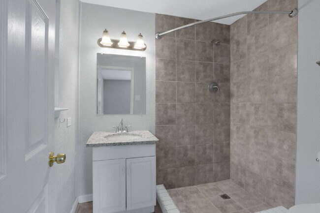 Building Photo - Charming and Spacious 4 Bedroom Home with ...