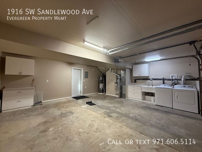 Building Photo - 1916 SW Sandlewood Ave