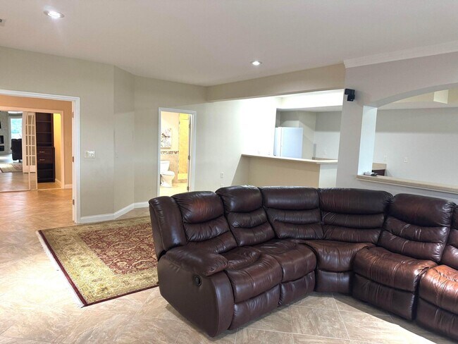 Building Photo - 459 Pinnacle Way