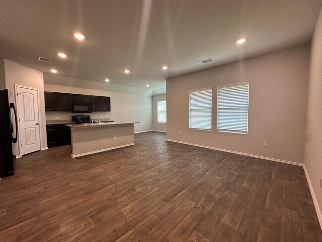 Building Photo - Classic Three Bedroom Two Bath Home in a Great Neighborhood